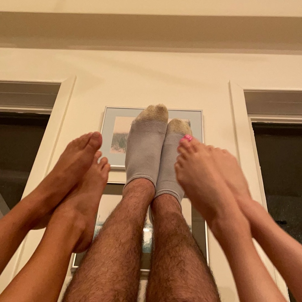 feet<3